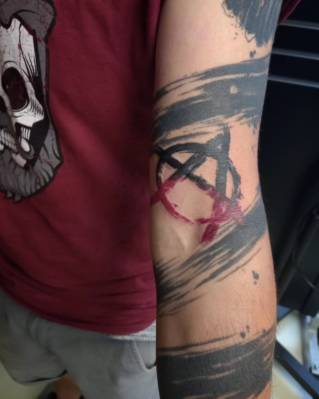 Anarchistický pentagram v tahech štětce na paži