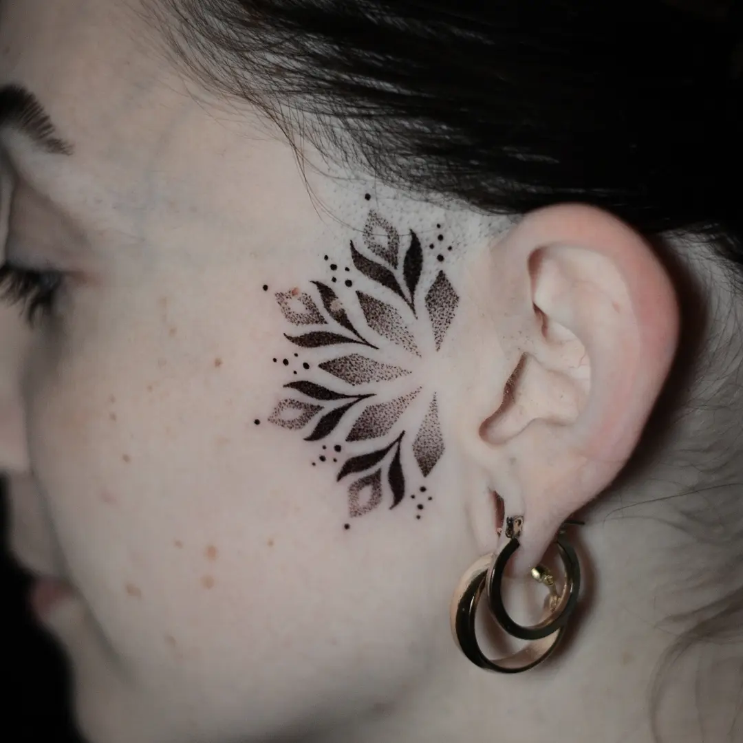 Ornamentální mandala u ucha