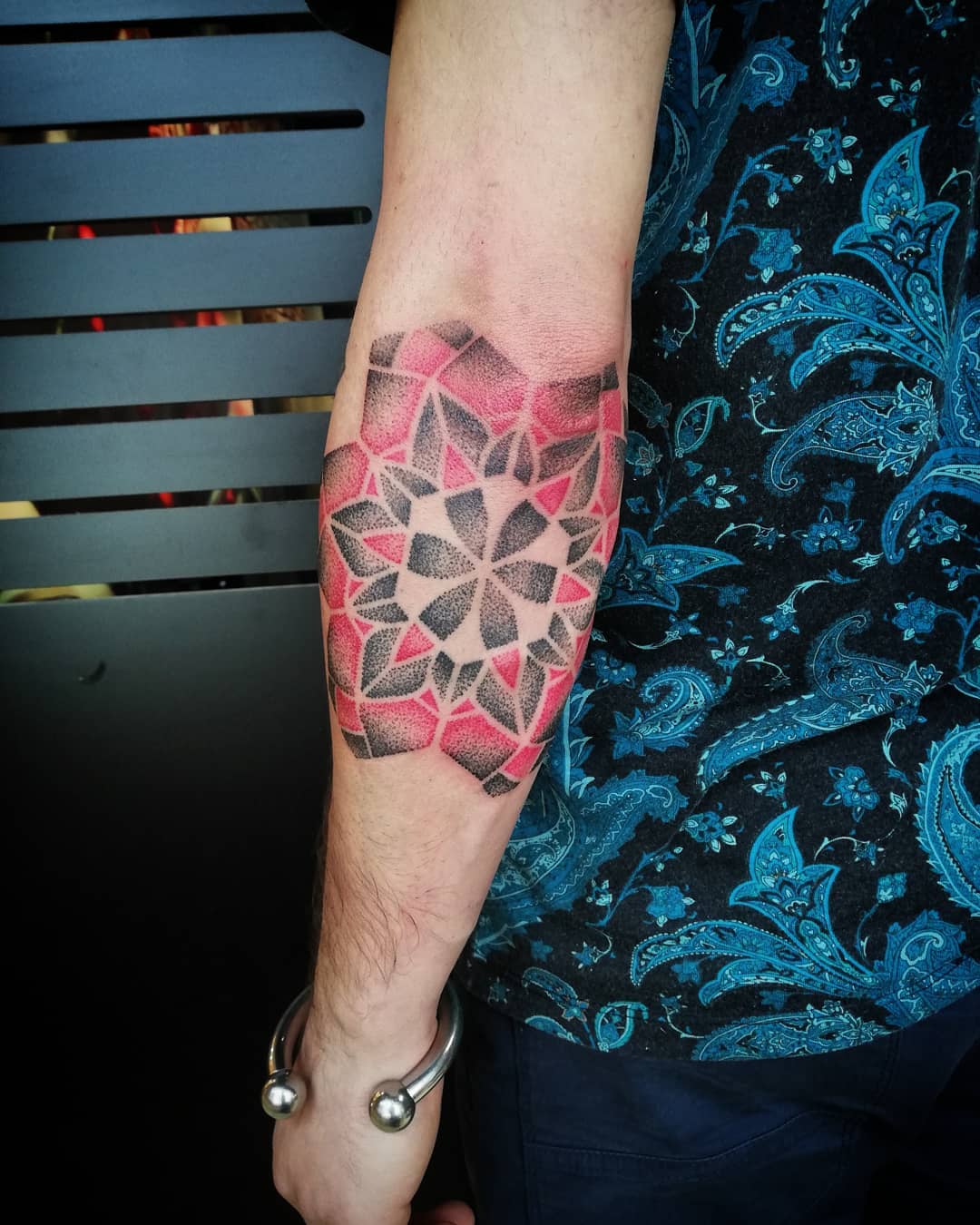 Dotwork mandala s červeným pozadím