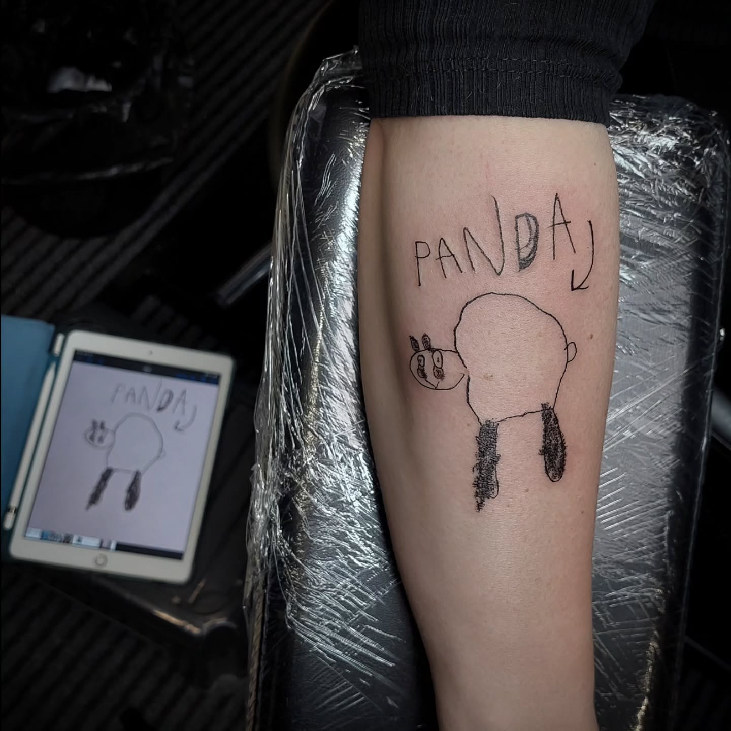 Dětská kresba pandy na předloktí